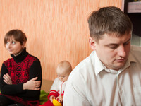 Как справиться с ревностью супруга к ребенку