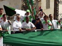 Тысячи болельщиков встретили сборную Алжира после возвращения с ЧМ-2014 (видео)
