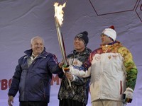 Сочи-2014: Одежда факелоносца загорелась от олимпийского огня (ВИДЕО)