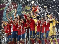 Я тут был. UEFA предлагает болельщикам найти себя на трибунах матчей Евро-2012