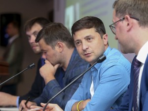 У Зеленского планируют отменить зарплату врачам