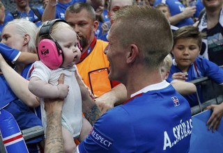 Грудной ребенок игрока сборной Исландии стал одним из героев Евро-2016