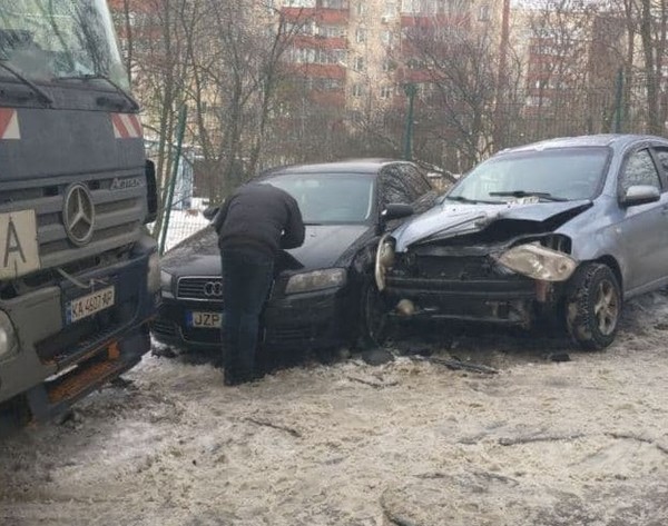 Протаранил 9 машин: В Киеве мусоровоз устроил масштабное ДТП