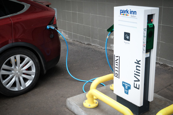 За новую Tesla Model S сейчас нужно заплатить почти 566 500 грн.