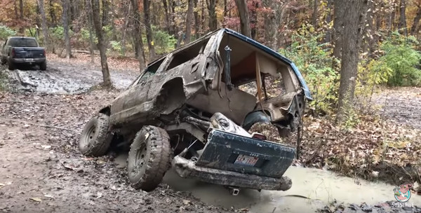 Водитель все же не бросил авто и своим ходом выбрался из лужи
