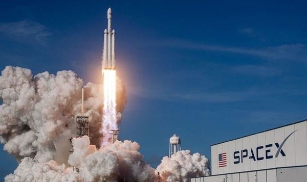 SpaceX запустит спутник с рекламой