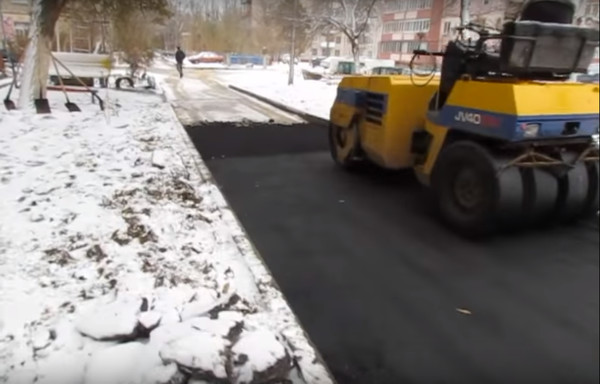 Каждую зиму в Сети появляются новые фото и видео укладки снега на асфальт