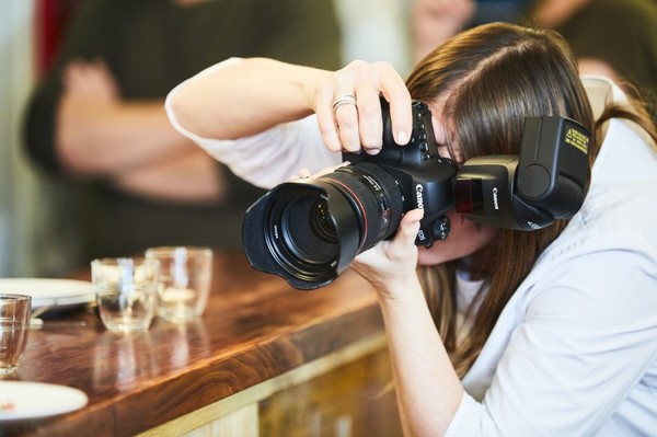 Вспышка сама регулирует направление