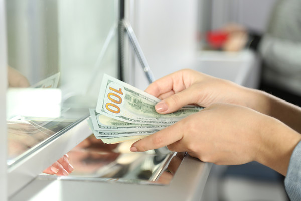 Под видом обмена валют у киевлянки украли 3300 долларов