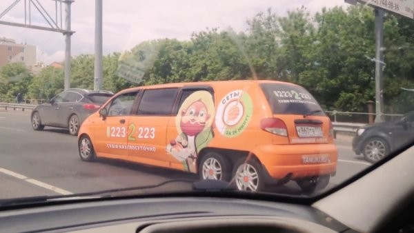 Автомобиль использует служба доставки одной из сетей ресторанов