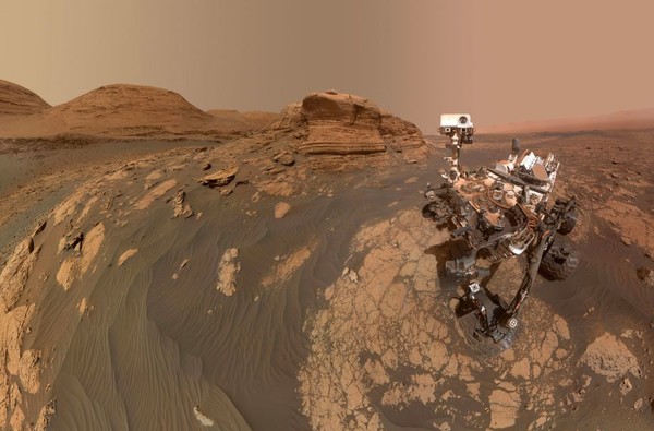 Марсоход НАСА Curiosity использовал две разные камеры, чтобы создать это селфи перед обнаженной скалой под названием Мон-Мерку, высота которой составляет 6 метров
