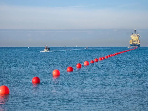 Корабль прокладывает подводные кабели