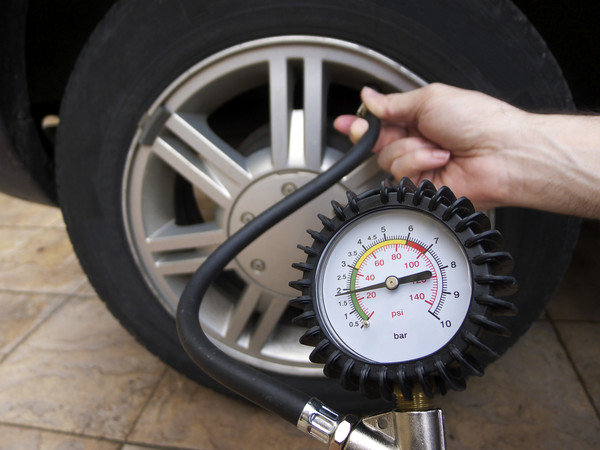 Как измерить давление в шинах