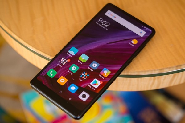 Безрамочные смартфоны хотят сделать защищенными