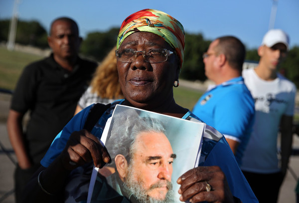 Кубинцы прощаются с Фиделем Кастро: фото