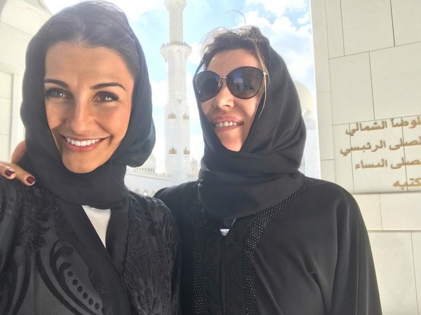 Жены футболистов Реала прогулялись по Абу-Даби в хиджабах