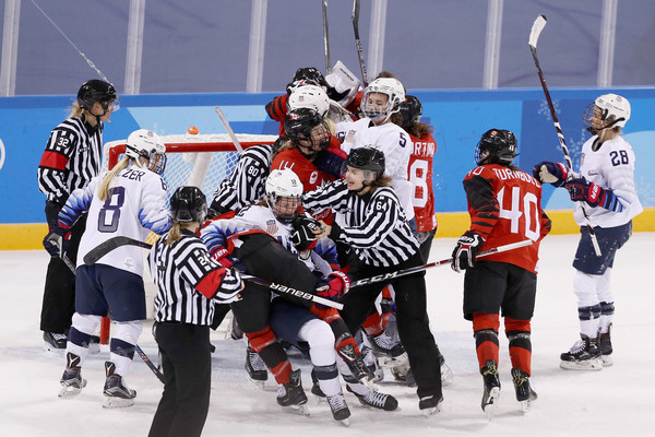 Американки и канадки устроили массовую потасовку на последней секунде матча ОИ