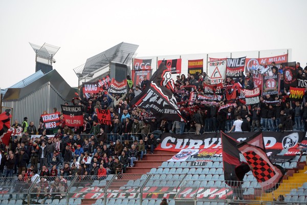 Фанаты Милана не довольны политикой клуба