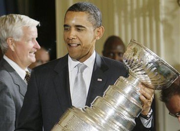 Барак Обама крепко держит в руках Кубок Стэнли