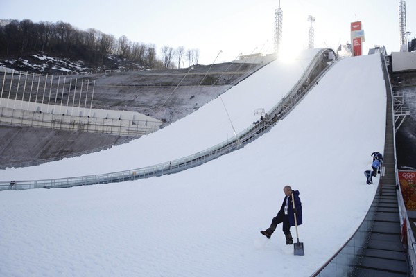 На комплексе трамплинов Русские горки отменили тренировку лыжников-двоеборцев