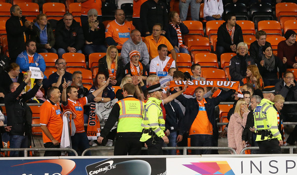 v anglii fanaty pokinuli stadion posredi matcha v znak protesta chempionat anglii po futbolu turnirnaya tablica raspisanie i rezultaty matchej novosti premer ligi sport bigmir net