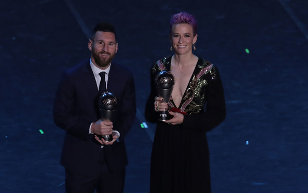 Лионель Месси и Меган Рапино с наградами The Best FIFA в 2019 году