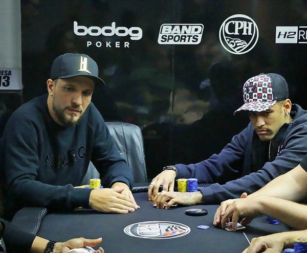 Неймар (справа) во время игры в покер