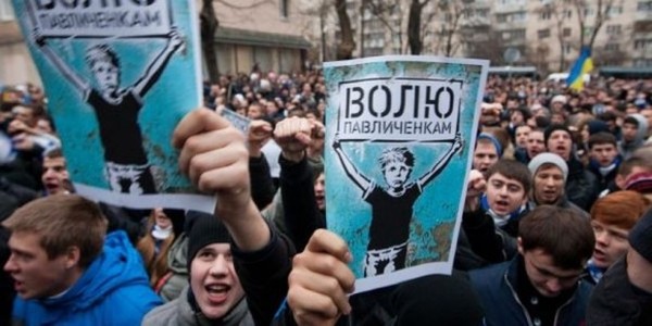 Под судом в Киеве собралось свыше 1,5 тысячи футбольных фанатов