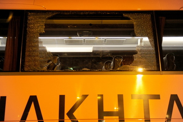 Один из разбитых автобусов Шахтера