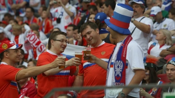 В России на стадионах могут разрешить продавать вино и медовуху