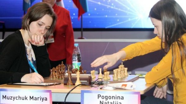 Мария Музычук (слева) - новая чемпионка мира по шахматам
