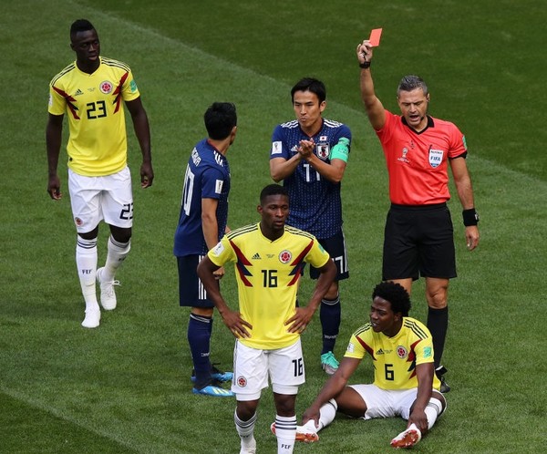 Момент с красной карточкой в матче Колумбия - Япония