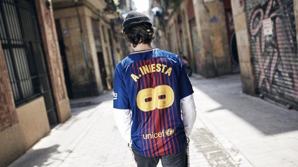 Барселона выпустила эксклюзивные футболки в честь Андреса Иньесты