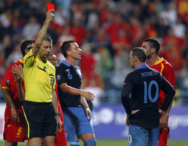 Уэйн Руни получает красную карточку в матче с черногорцами