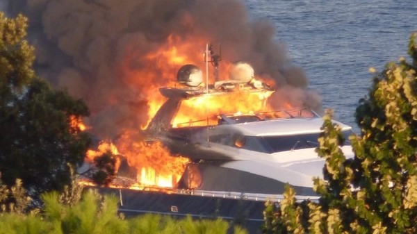 Пожар на яхте президента Наполи