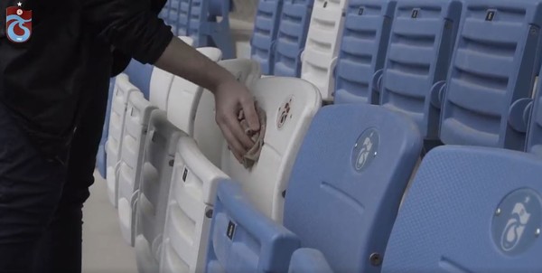 Турецкий клуб заставил своего болельщика отмыть 10 тысяч стульев