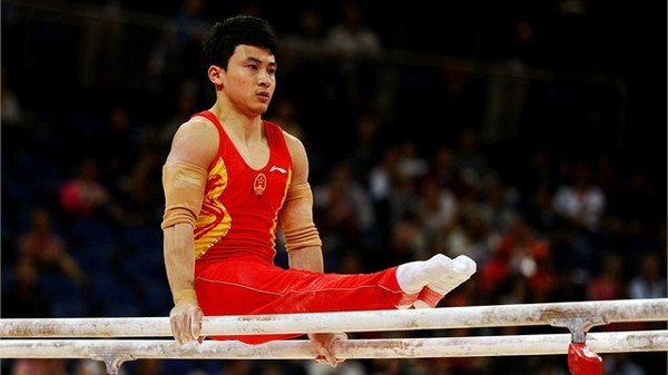 Китаец Фэн Чжэ выиграл золото на брусьях