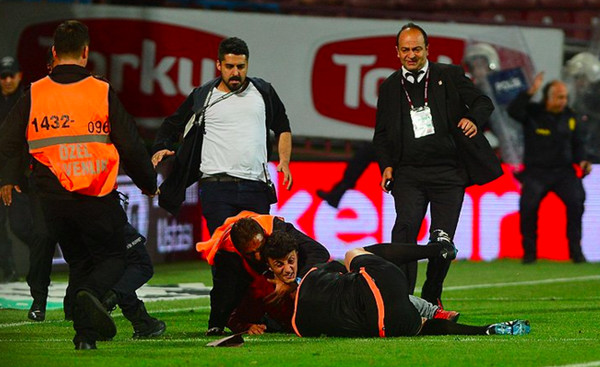 В Турции фанат избил арбитра во время матча