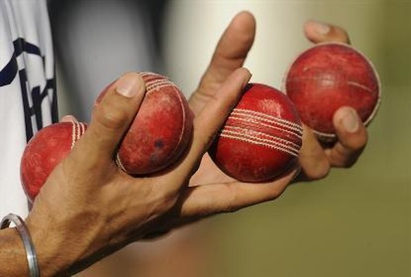 Игрок в крикет умер после попадания мяча в голову
