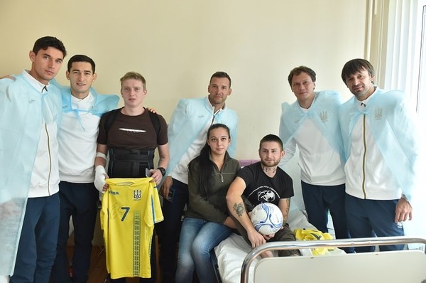 Игроки сборной Украины проведали военных