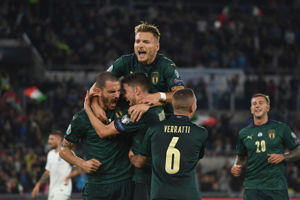 Игроки сборной Италии празднуют победу