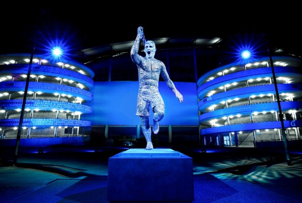 Ман Сити представил статую Серхио Агуэро