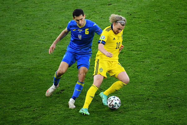 Тарас Степаненко в матче против сборной Швеции