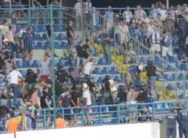 Во время матча Севастополь - Черноморец фанаты начали перебрасываться креслами