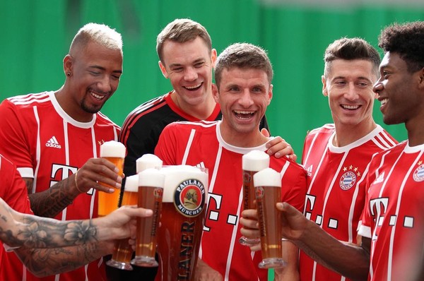 Игроки Баварии весело поздравили своего партнера с днем рождения