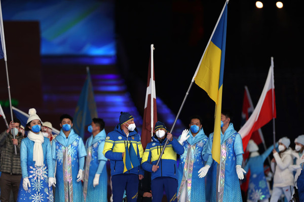 Украинский знаменосец Виталий Лукьяненко на церемонии закрытия