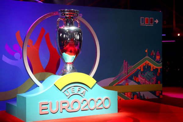 Логотип и трофей Евро-2020