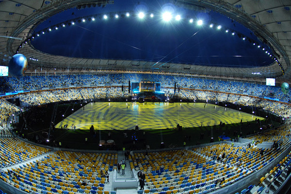 reklama vmesto zritelej na nsk olimpijskij sokratyat kolichestvo mest k evro 2012 podgotovka k evro 2012 sport bigmir net