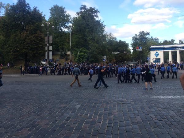 polskie ultras zakidali miliciyu butylkami vozle stadiona dinamo kiev