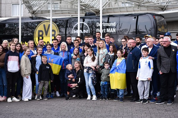 Игроки Динамо с украинскими беженцами